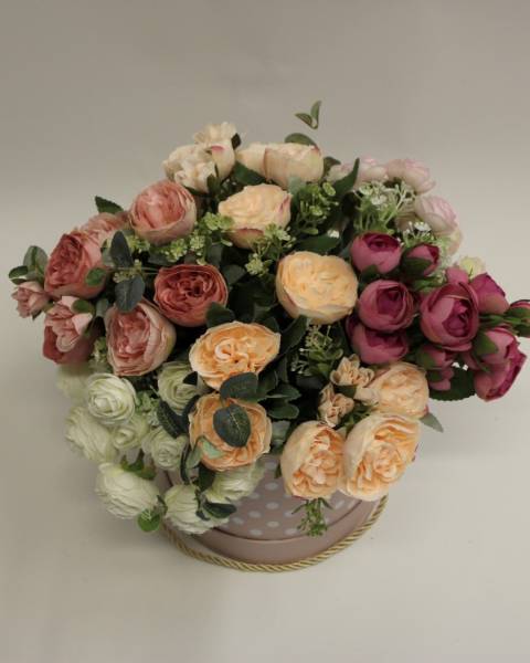 Ранункулюсы и кустовая роза