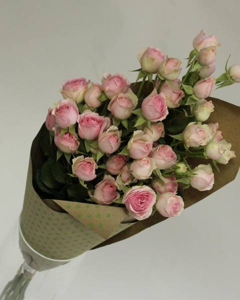 Букет из кустовых пионовидных роз (7 штук) в крафтовой бумаге.