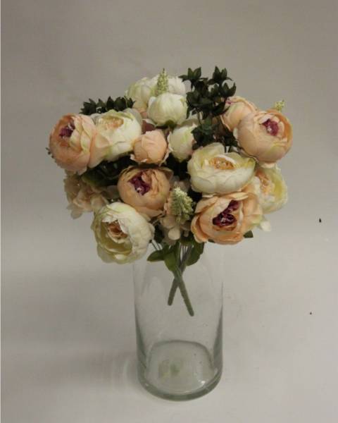 Кусты пионов с гортензией метельчатой