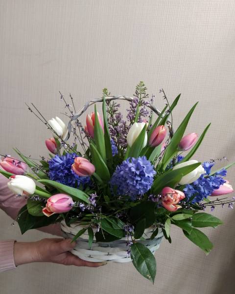 Композиция в корзинке Весенние цветы