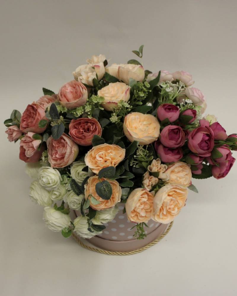 Ранункулюсы и кустовая роза