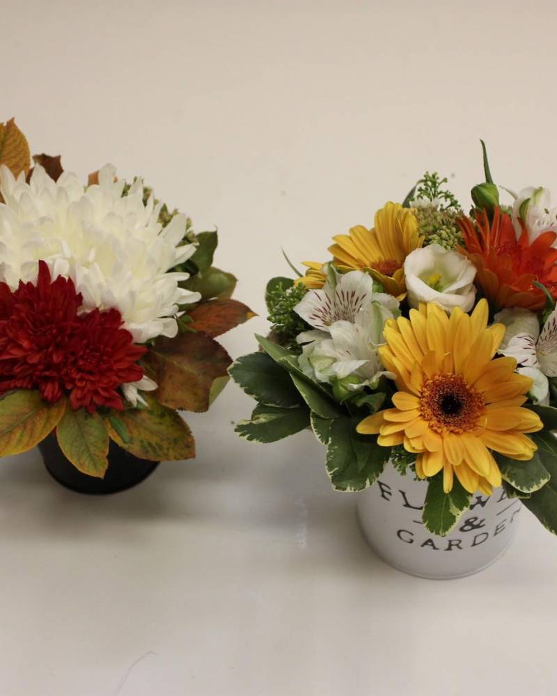 Композиции в декоративных ведерках.