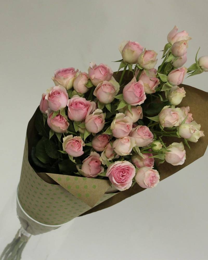 Букет из кустовых пионовидных роз (7 штук) в крафтовой бумаге.